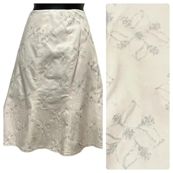 ❤️2/$11 NWT Metallic Silver Embroidered Ivory A Line Mini Skirt Womens size 10 - Picture 1 of 11